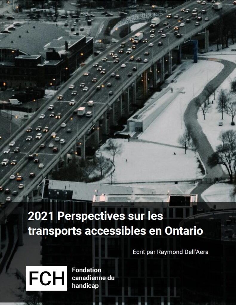 2021 Perspectives sur les transports accessibles en Ontario - couverture. Description d’accessibilité : La photo s'agit d'une vue aérienne spectaculaire du centre-ville de Toronto prise depuis la Tour CN. L'autoroute Gardiner est pleine de véhicules, parmi les bâtiments et au-dessus d'une zone ouverte enneigée avec des sentiers déneigés.